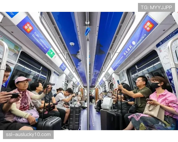 欧冠主题地铁专列在巴黎上线，车厢内布满俱乐部历史经典瞬间