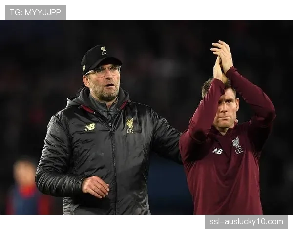 特写:37岁的米尔纳在更衣室为队友讲解战术,队内角色悄然转变 特写:37岁的米尔纳在更衣室为队友讲解战术,队内角色悄然转变