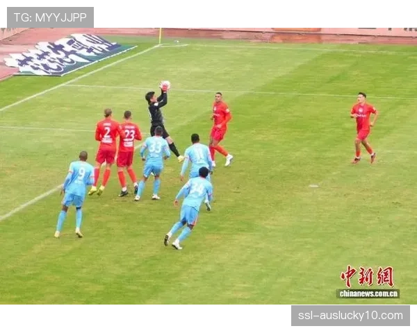 【2026年4月中超联赛区域防守与盯人混用趋势·赛中·特写镜头特写：河南队防守球员在定位球防守中通过手势快速切换盯人与区域职责